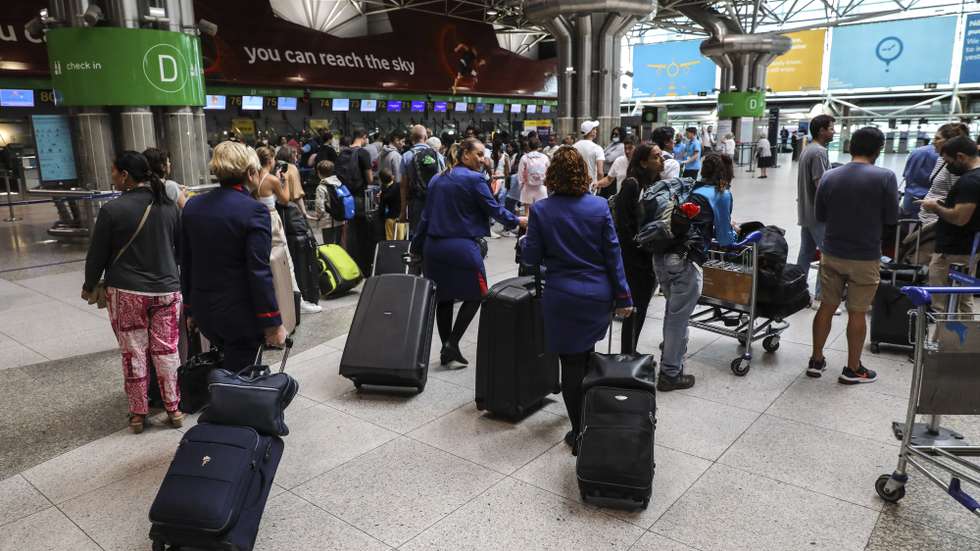 Passageiros no terminal 1 do aeroporto de Lisboa, durante a greve da Portway, desde as 00:00 de hoje e até às 23:59 do dia 28, nos aeroportos de Lisboa, Porto, Faro e Funchal, organizada pelo Sindicato Nacional Dos Trabalhadores Da Aviação Civil (SINTAC), contra a política de recursos humanos assumida ao longo dos últimos anos pela Portway, empresa detida pelo Grupo VINCI, de "confronto e desvalorização dos trabalhadores por via de consecutivos incumprimentos do Acordo de Empresa, confrontação disciplinar, ausência de atualizações salariais, deturpação das avaliações de desempenho que evitam as progressões salariais e má-fé nas negociações", junto ao aeroporto de Lisboa, 26 de agosto de 2022. MIGUEL A. LOPES/LUSA