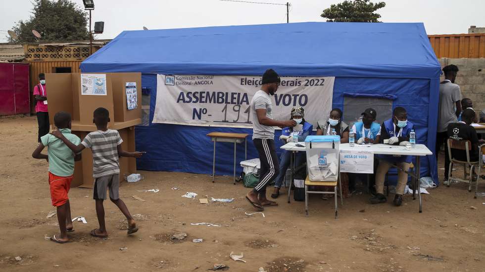 epa10136252 A voter casts his ballot in the general elections at a polling station in Luanda, Angola, 24 August 2022. Nearly 14.4 million Angolans are being called to vote in Angola's general elections, a process that the opposition considers lacking transparency, but that the government believes and considers exemplary.  EPA/PAULO NOVAIS