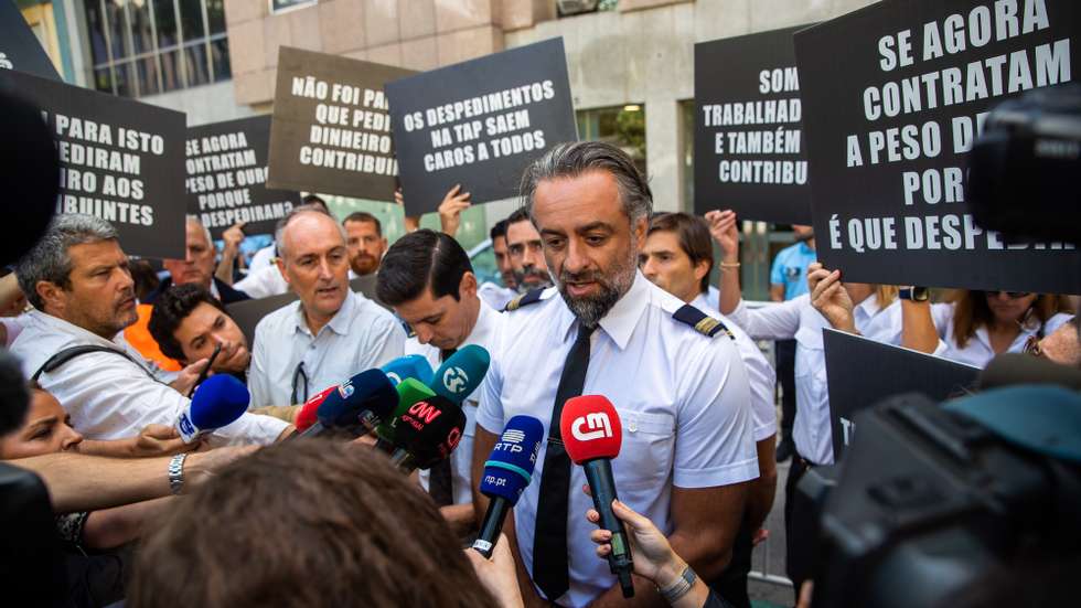 Trabalhadores da TAP participam numa marcha silenciosa em protesto contra situação na empresa, entre o Campo Pequeno e o Ministério das Infraestruturas, em Lisboa, 16 de agosto de 2022. Esta marcha foi organizada pelo Sindicato Nacional do Pessoal de Voo da Aviação Civil (SNPVAC), Sindicato dos Pilotos da Aviação Civil (SPAC) e Sindicato dos Técnicos de Manutenção de Aeronaves (SITEMA), pela melhoria contínua da qualidade do serviço que presta aos clientes e a sustentabilidade da própria empresa sendo a primeira vez na história da aviação nacional que pilotos, pessoal de cabine e técnicos de manutenção se unem numa marcha silenciosa. JOSÉ SENA GOULÃO/LUSA