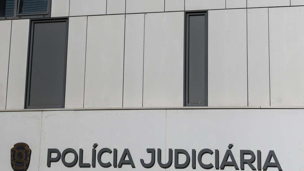 Logotipo com escudo no edificio sede da Policia Judiciária em Lisboa, 17 de agosto de 2022. TIAGO PETINGA/LUSA