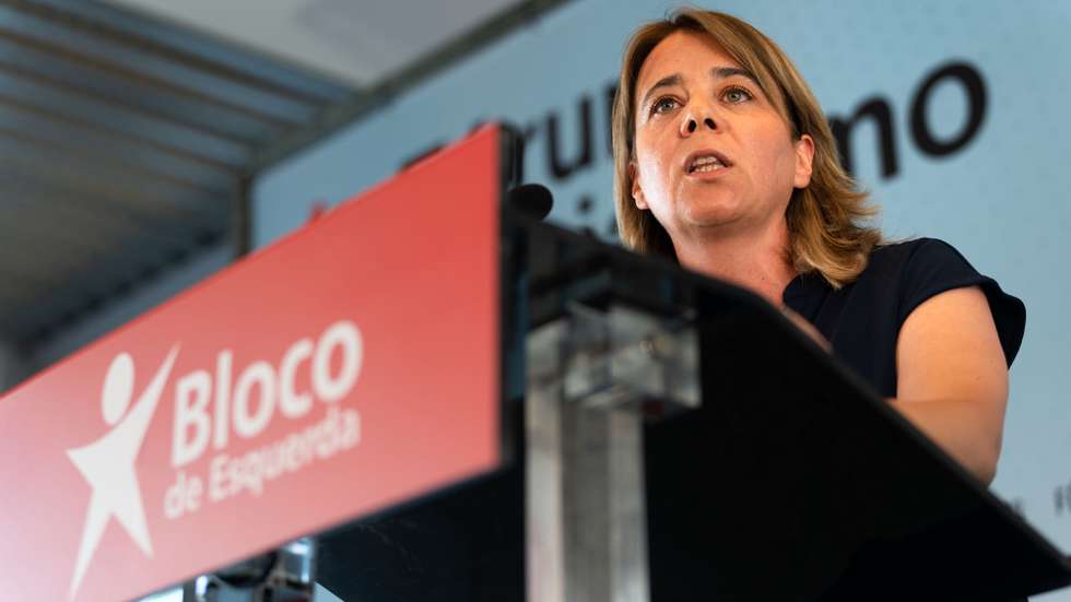 A coordenadora do Bloco de Esquerda (BE), Catarina Martins, discursa durante a sessão de encerramento do Fórum Socialismo 2022 realizado na Escola Secundária Avelar Brotero, em Coimbra, 28 de agosto de 2022. SÉRGIO AZENHA/LUSA