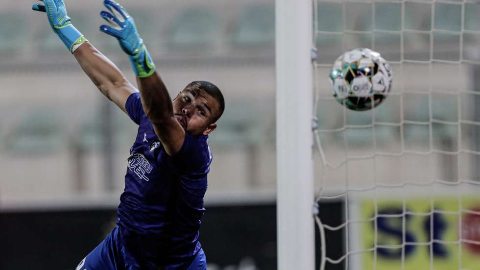 epa08721326 Portimonense's Samuel Portugal Lima in action during the Portuguese First League soccer match Portimonense vs Sporting CP held at Portimao stadium in Portimao, Portugal, 04 October 2020.  EPA/LUIS FORRA