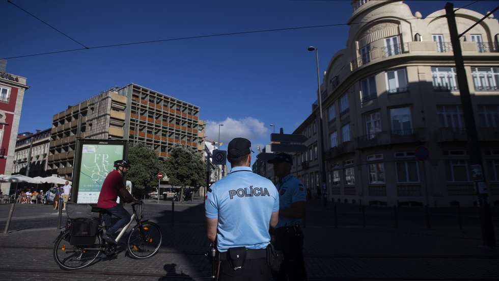 Elementos da Polícia de Segurança Pública (PSP) durante a apresentação das Unidades Móveis de Atendimento da PSP, na Praça da Batalha, no Porto, 28 de julho de 2022. As unidades móveis de atendimento, foram apresentadas hoje, simultaneamente em Lisboa e no Porto. JOSÉ COELHO/LUSA