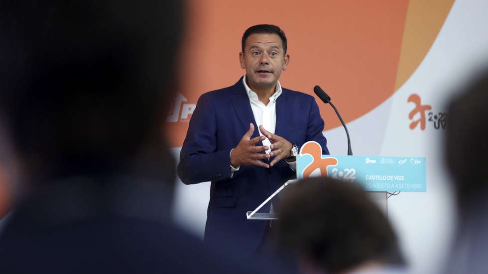 O presidente do Partido Social Democrata (PSD), Luís Montenegro discursa na sessão de encerramento da Universidade de Verão do partido em Castelo de Vide, 04 de setembro de 2022. NUNO VEIGA/LUSA