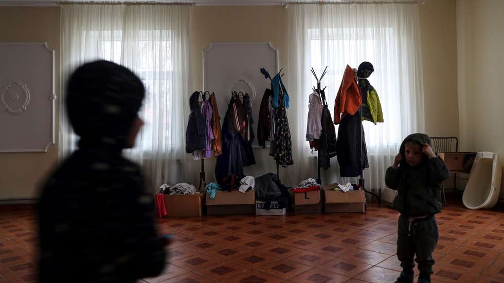 Crianças refugiadas ucranianas brincam num antigo campo de férias, por agora transformado em local de abrigo para refugiados, onde vivem com as suas mães, em Cosnita, Moldova, 02 de abril de 2022. Crianças refugiadas Ucranianas vivem com as mães temporariamente num antigo campo de férias na localidade de Cosnita (Moldova), por agora transformado em local de abrigo para refugiados. (ACOMPANHA TEXTO DA LUSA DO DIA 06 DE ABRIL DE 2022). NUNO VEIGA/LUSA