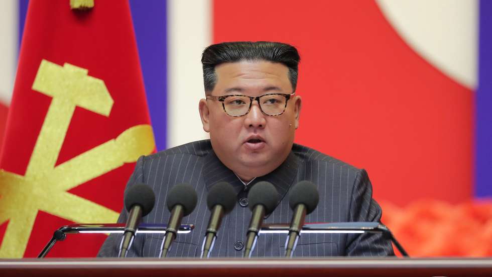epa10115147 A photo released by the official North Korean Central News Agency (KCNA) shows North Korean leader Kim Jong Un speaking during a 'national meeting of reviewing the emergency anti-epidemic work' in Pyongyang, North Korea, 10 August 2022 (issued 11 August 2022). The North Korean leader declared victory over the coronavirus disease (COVID-19) pandemic and called for preventive measures to be eased.  EPA/KCNA   EDITORIAL USE ONLY
