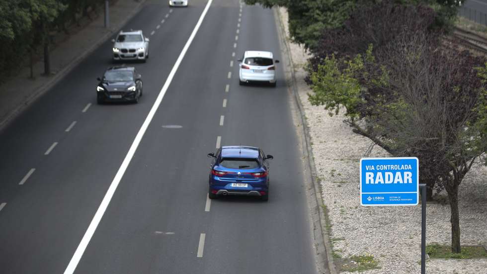 Os novos radares de controlo de velocidade de trânsito em Lisboa, 21 que substituem equipamentos antigos e 20 em novas localizações, começam a funcionar a partir de hoje, dispondo de “tecnologia mais avançada” que permite monitorizar várias vias, em Lisboa, 01 de junho de 2022. ANTÓNIO COTRIM/LUSA