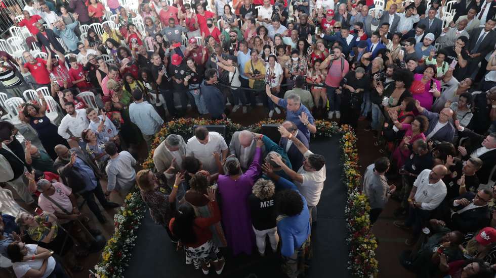 epa10173955 The former president and current candidate for the presidency of Brazil for the Workers' Party (PT) Luiz Inacio Lula da Silva (C), attends a meeting with evangelicals in Sao Goncalo, Rio de Janeiro, Brazil, 09 September 2022. General elections are scheduled to be held on 02 October in Brazil to elect the President, Vice President, and the National Congress.  EPA/ANDRE COELHO