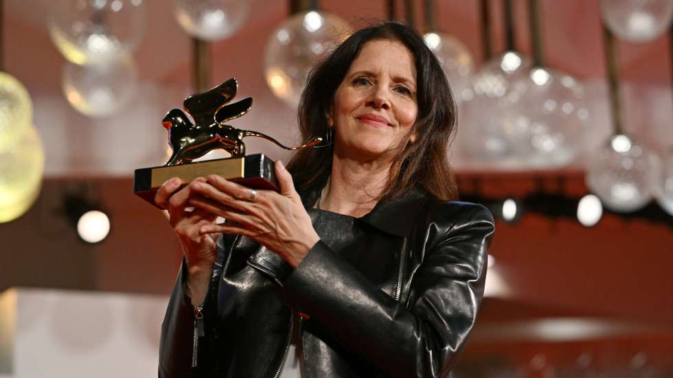 epa10176380 US director Laura Poitras poses with the Golden Lion for Best Film for her film &#039;All the Beauty and the Bloodshed&#039; during the closing ceremony of the 79th annual Venice International Film Festival, in Venice, Italy, 10 September 2022. The 79th edition of the festival runs from 31 August to 10 September 2022.  EPA/ETTORE FERRARI