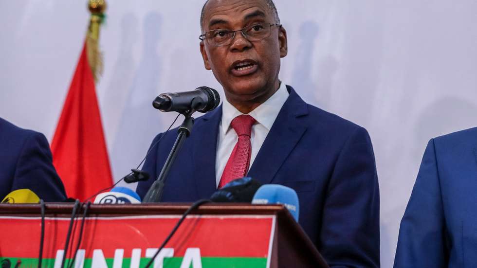 epa10140546 Adalberto Costa Junior (C), presidential candidate for the National Union for the Total Independence of Angola (UNITA) holds a press conference denying the victory of the People's Movement for the Liberation of Angola (MPLA) in the 24 August general elections, at the UNITA party headquarters in Luanda, Angola, 26 August 2022. The National Electoral Commission (CNE) announced 25 August that the MPLA held 51 percent of the vote after a provisional tally of the ballots.  EPA/PAULO NOVAIS