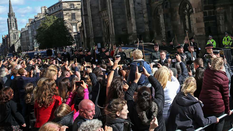 O rei Carlos III acompanhados de outros membros da família real, acompanham o caixão com o corpo da da Rainha Isabel II, num cortejo do Palácio de Holyrood até à catedral de Santo Egídio. Edimburgo, Escócia, Grã-Bretanha, 12 de setembro de 2022. A Rainha Isabel II morreu a 08 de setembro aos 96 anos no Castelo de Balmoral, na Escócia, após mais de 70 anos do mais longo reinado da história do Reino Unido. NUNO VEIGA/LUSA