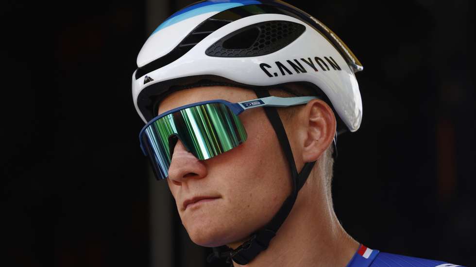 epa10054698 Dutch rider Mathieu Van Der Poel of Alpecin Deceuninck before the start of the 5th stage of the Tour de France 2022 over 157km from Lille to Arenberg Porte de Hainaut, Wallers-Arenberg, France, 06 July 2022.  EPA/GUILLAUME HORCAJUELO