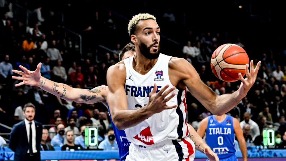 epa10183851 Rudy Gobert of France in action during the FIBA EuroBasket 2022 Quarter Finals match between Italy and France at EuroBasket Arena in Berlin, Germany, 14 September 2022.  EPA/FILIP SINGER