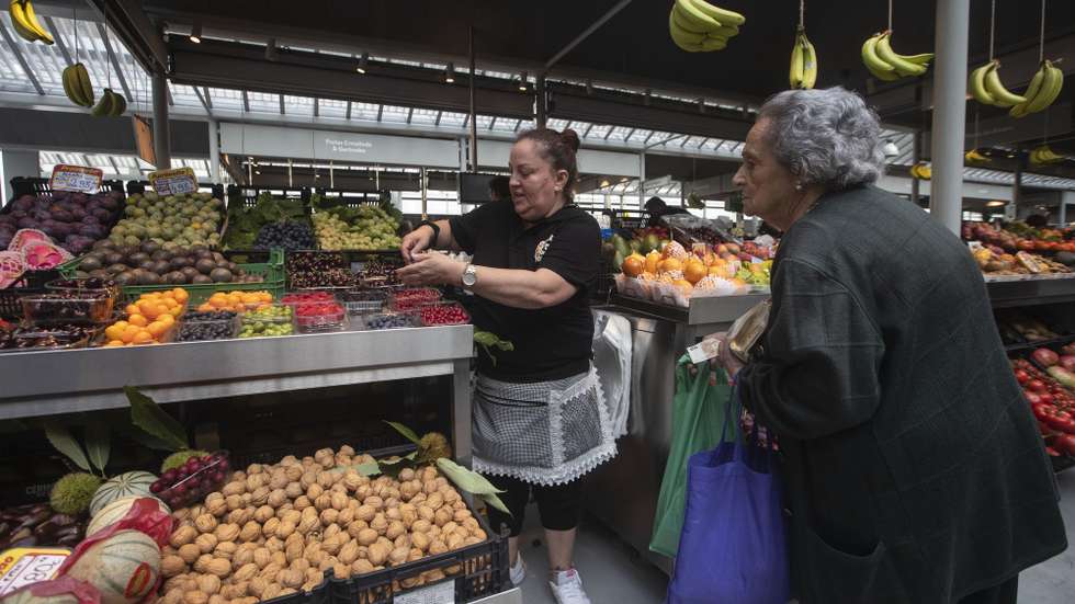 Comerciantes e populares na abertura do Mercado do Bolhão depois de quatro anos de obras de requalificação, Porto, 15 de setembro de 2022.   JOSÉ COELHO/LUSA