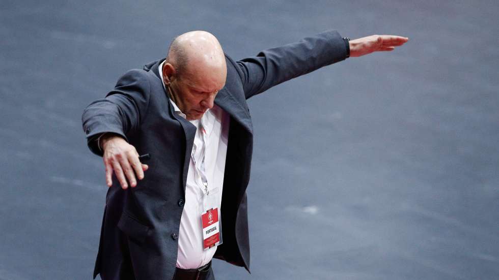 Portugal's head coach Jorge Braz reacts during the 2022 UEFA Futsal EURO qualifying group 8 match against Norway at Torre da Marinha Pavilion in Seixal, Portugal, 14 April 2021. ANTONIO COTRIM/LUSA