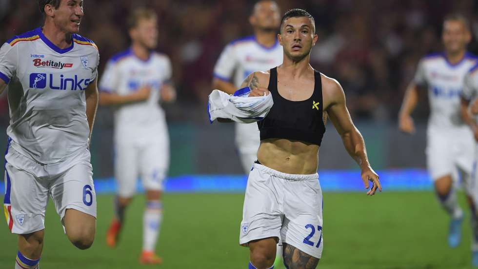 epa10188921 Lecce's Gabriel Strefezza celebrates after scoring the 2-1 lead during the Italian Serie A soccer match between US Salernitana and US Lecce in Salerno, Italy, 16 September 2022.  EPA/MASSIMO PICA