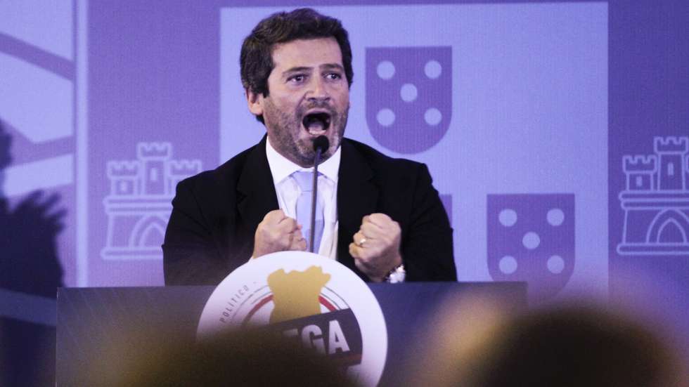 O presidente do partido Chega, André Ventura, discursa no encerramento do Conselho Nacional Extraordinário do partido onde se vota a moção de confiança proposta pelo seu presidente, Batalha, 18 de setembro de 2022. PAULO CUNHA/LUSA