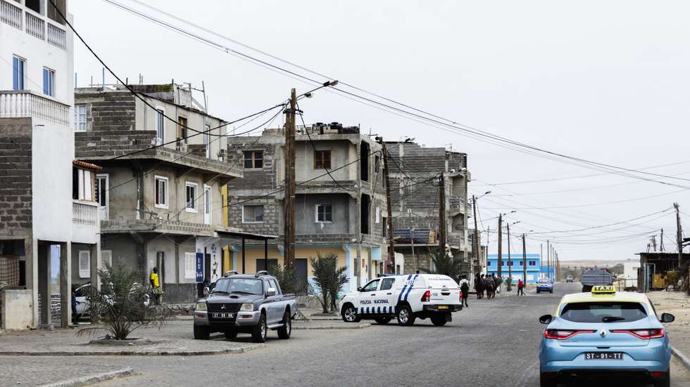 Quotidiano no bairro da Boa Esperança, em Sal Rei, ilha da Boa Vista, Cabo Verde, 30 de janeiro de 2022. Segundo dados das autoridades locais e nacionais, o bairro alberga cerca de 10 mil pessoas, que chegaram nos últimos 20 anos de todas as ilhas e da costa ocidental africana, para trabalhar nos hotéis, na construção civil ou no comércio. (ACOMPANHA TEXTO DA LUSA DO DIA 04 DE ABRIL DE 2022). ELTON MONTEIRO/LUSA