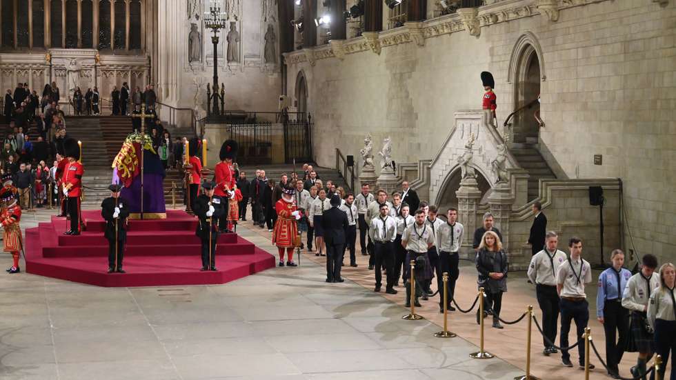 epa10192662 Guards are changed as mourners file past the coffin as they attend the Lying-in-State of Britain's Queen Elizabeth II at the Palace of Westminster in London, Britain, 18 September 2022. The queen's lying in state will last for four days, ending on the morning of the state funeral on 19 September.  EPA/NEIL HALL