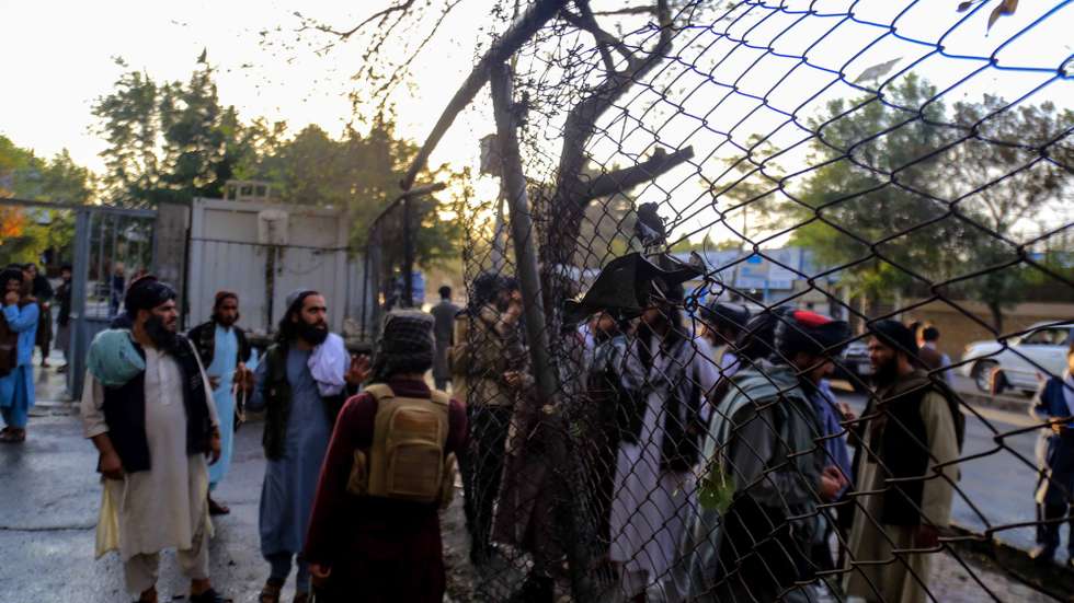 epa10201620 Taliban stand guard at the scene of a bomb blast, in Kabul, Afghanistan, 23 September 2022. According to hospital sources, at least four people were killed and 10 injured when a blast hit near a mosque as worshippers were leaving afternoon prayers.  EPA/STRINGER