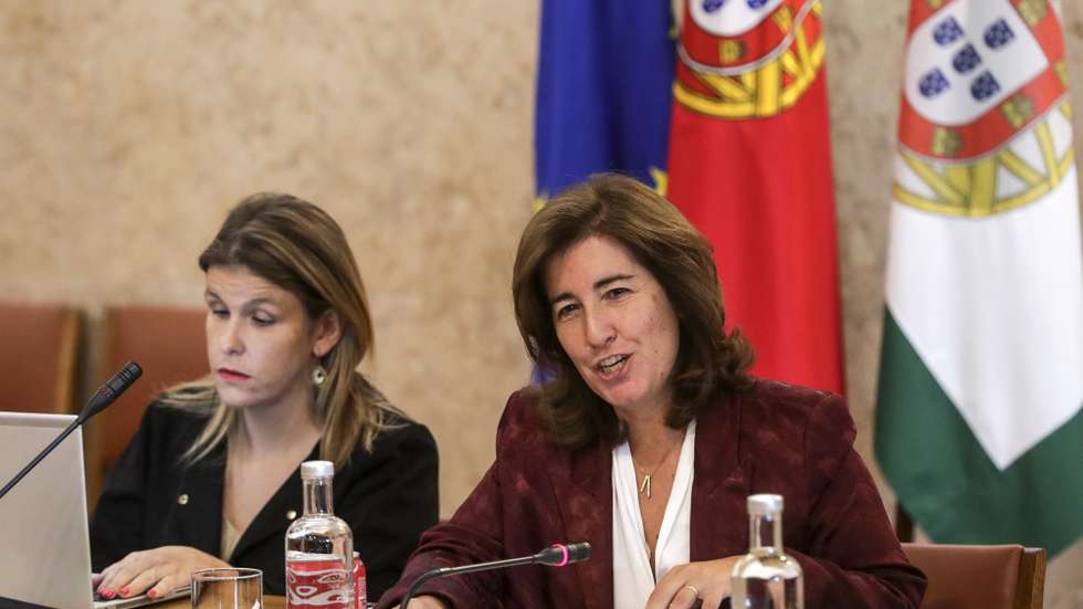 A ministra do Trabalho, Solidariedade e Segurança Social, Ana Mendes Godinho (D), ladeada por Ana Sofia Antunes, secretária de Estado da Inclusão, fala perante a Comissão de Trabalho, Segurança Social e Inclusão na Assembleia da República em Lisboa, 28 de setembro de 2022. TIAGO PETINGA/LUSA