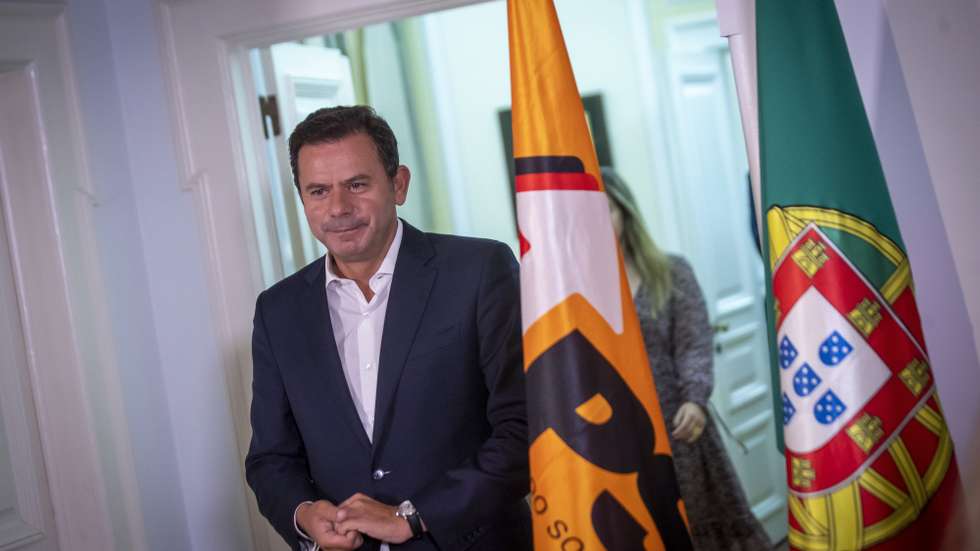 O presidente do Partido Social Democrata (PSD), Luís Montenegro, fala aos jornalistas após uma reunião com dirigentes das Federações e Associações Académicas e Associações de Estudantes, do Ensino Superior, na sede do PSD, em Lisboa, 26 de setembro de 2022. JOSÉ SENA GOULÃO/LUSA