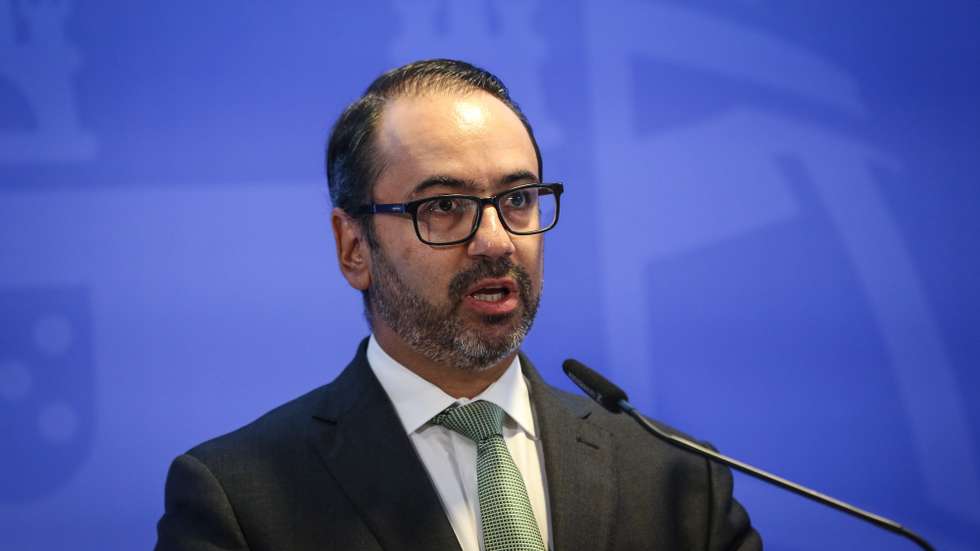 O secretário de Estado da Presidência do Conselho de Ministros, André Moz Caldas, fala aos jornalistas durante o briefing da reunião do Conselho de Ministros em Lisboa, 29 de setembro de 2022. RODRIGO ANTUNES/LUSA