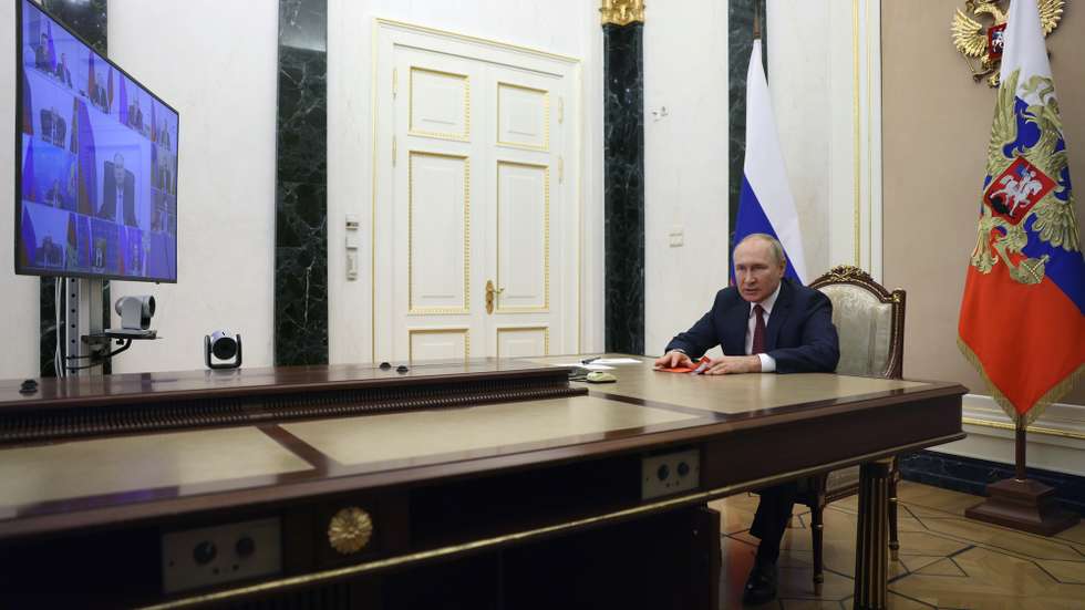 epa10214216 Russian President Vladimir Putin chairs a meeting with the members for Russian security Council via a video conference at the Kremlin in Moscow, Russia, 29 September 2022.  EPA/GAVRIIL GRIGOROV/SPUTNIK/KREMLIN / POOL MANDATORY CREDIT