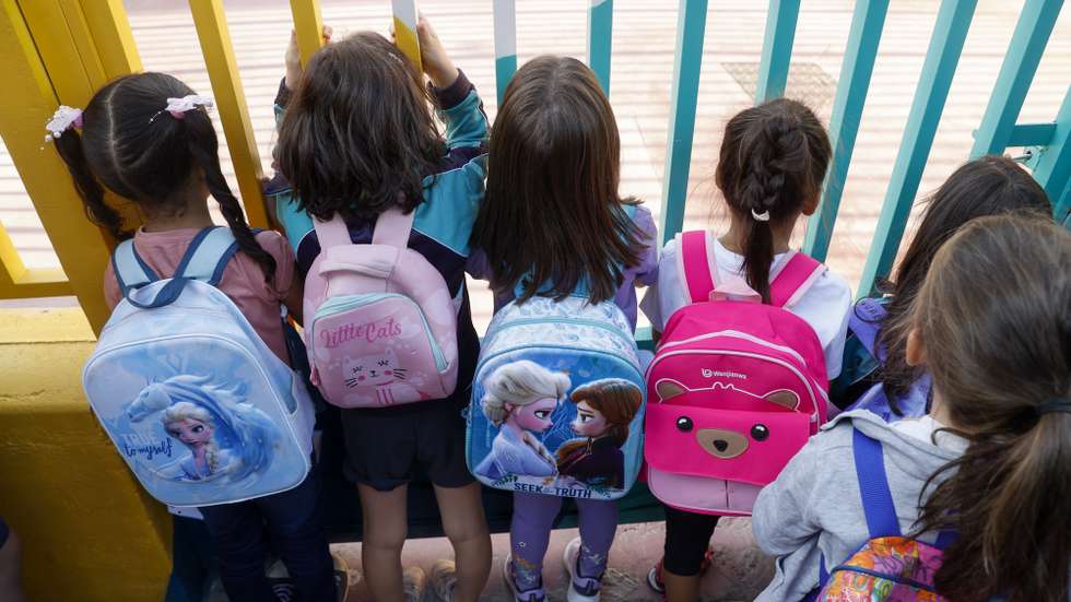 epa10166509 Children wait outside Hernan Cortes School on the first day of the 2022-23 academic year in Madrid, Spain, 07 September 2022.  EPA/JUAN CARLOS HIDALGO