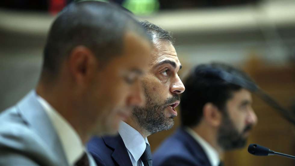 O ministro do Ambiente e da Ação Climática, Duarte Cordeiro (C), ladeado pelo secretário de Estado do Ambiente e da Energia, João Galamba (E) e pelo presidente da Comissão de Ambiente e Energia, Tiago Brandão Rodrigues (D), intervém durante a sua audição, posterior à reunião extraordinária do Conselho da União Europeia, em Lisboa, 21 de setembro de 2022. ANTÓNIO PEDRO SANTOS/LUSA