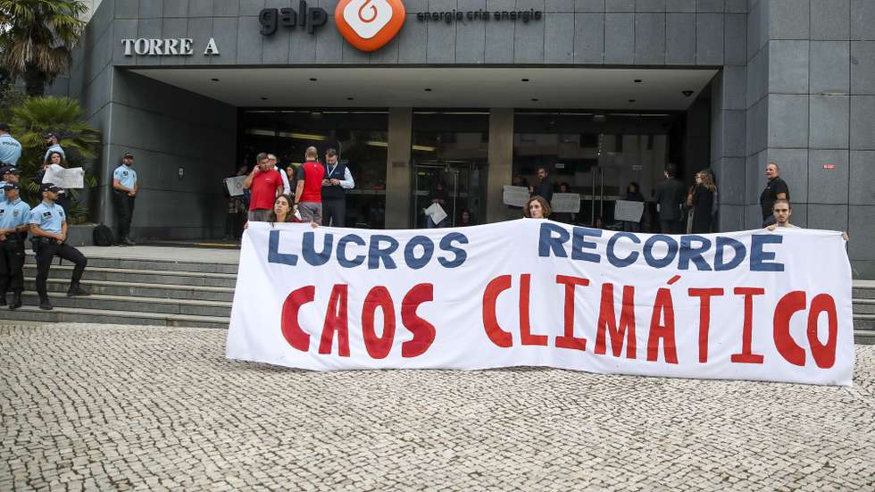 Ativistas pela Justiça Climática durante o protesto junto à sede da Galp em Lisboa,  contra o papel das petrolíferas na crise do custo de vida e na crise climática, Lisboa, 17 de outubro de 2022. Os lucros recorde da Galp de 420 milhões de euros no primeiro semestre estão diretamente relacionados com o aumento dos preços e da inflação. ANTÓNIO COTRIM/LUSA