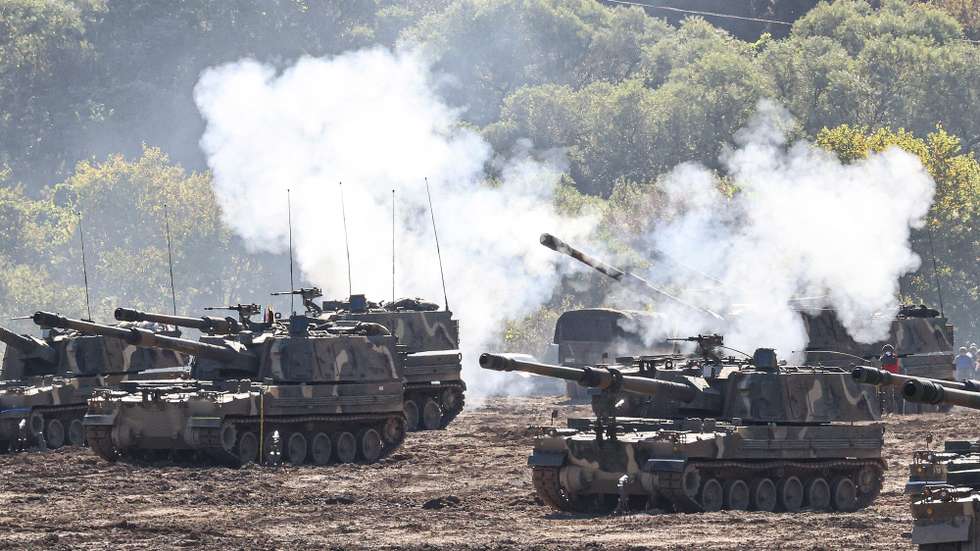 epa10248320 Soldiers conduct an artillery live-fire drill at an Army training range on the western section of the inter-Korean border in Paju, South Korea, 17 October 2022. The drill is part of the Hoguk exercise involving the Army, Navy, Air Force and Marine Corps against North Korea's possible provocations. The annual exercise runs through 28 October.  EPA/YONHAP SOUTH KOREA OUT
