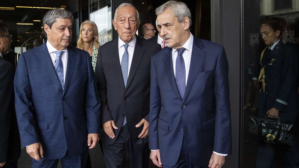 O Presidente da República, Marcelo Rebelo de Sousa, acompanhado pelo presidente do Conselho Superior da Magistratura Henrique Araújo (D) durante a sessão de encerramento do XVI Encontro Anual do Conselho Superior da Magistratura, em Vila Nova de Gaia, 21 de outubro de 2022. JOSÉ COELHO/LUSA