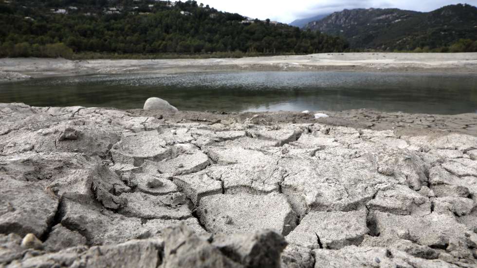 epa10197362 Soil of the Lac du Broc is broken due to drought in Le Broc near Nice, southern France, 21 Sptember 2022. The south of France is experiencing dry weather and drought.  EPA/SEBASTIEN NOGIER