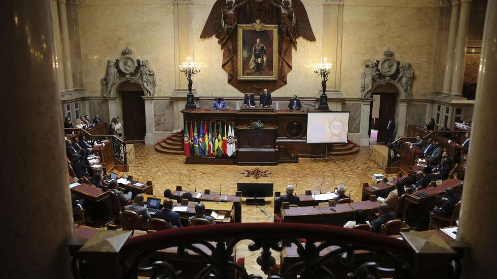 O presidente da Assembleia da República de Portugal, Augusto Santos Silva (C), ladeado pelo presidente da AP-CPLP e presidente da Assembleia Nacional Popular da Guiné-Bissau, Cipriano Cassamá (2E), preside à reunião da XI Assembleia Parlamentar da Comunidade de Países de Língua Portuguesa (AP-CPLP), subordinada ao tema "Livre circulação de bens e serviços no espaço da CPLP", na Assembleia da República, em Lisboa, 24 de outubro de 2022. A chefiar as respetivas delegações estão presentes os presidentes dos parlamentos de Angola, Carolina Cerqueira, Cabo Verde, Austelino Correia, Guiné Bissau, Cipriano Cassamá, São Tomé e Príncipe, Delfim Santiago das Neves e Timor Leste, Aniceto Longuinhos Guterres Lopes. A Guiné Equatorial e Moçambique estarão presentes através de uma delegação parlamentar. MANUEL DE ALMEIDA/LUSA