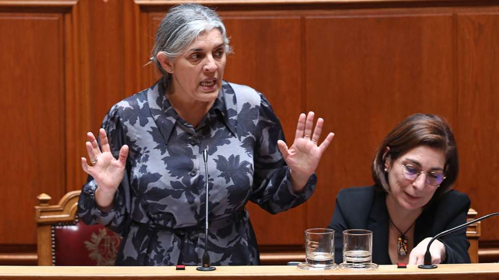 A secretária de Estado da Igualdade e das Migrações, Isabel Almeida Rodrigues (E), ladeada pela ministra Adjunta e dos Assuntos Parlamentares, Ana Catarina Mendes (D), intervém durante a Comissão Eventual de Inquérito Parlamentar à atuação do Estado português no estabelecimento de parcerias com associações de cidadãos russos no acolhimento e integração dos cidadãos ucranianos em Portugal na Assembleia da República, em Lisboa, 01 de junho de 2022. ANTÓNIO PEDRO SANTOS/LUSA