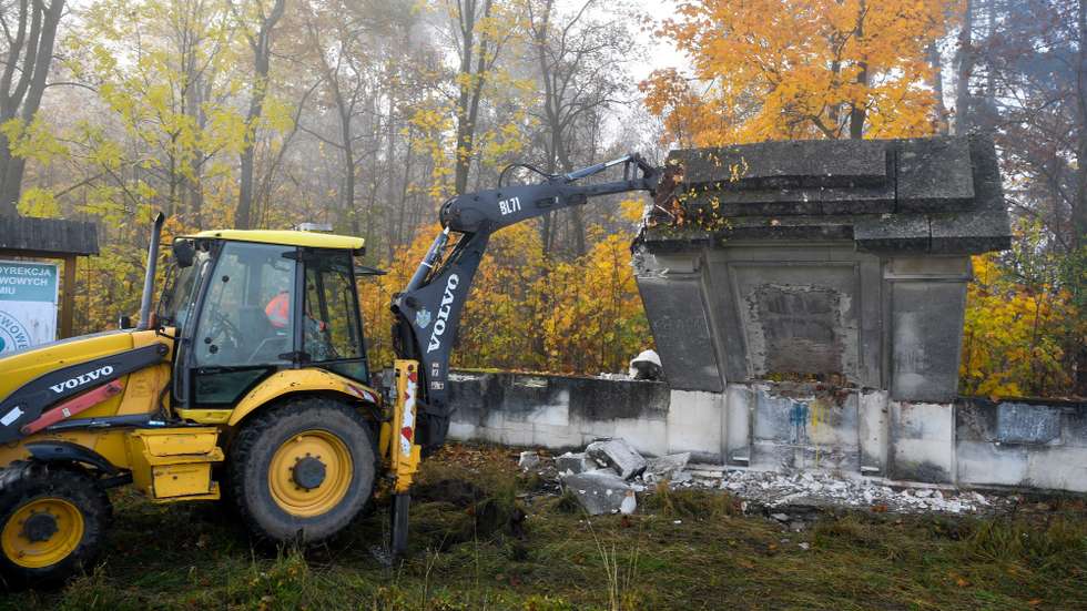 epa10268900 Workers dismantle the monument dedicated to the Red Army soldiers in Mokre, Poland, 27 October 2022. President of the Institute of National Remembrance of Poland in March 2022, appealed to local governments to remove from the public space all names and symbols that still commemorate persons, organizations, events or dates symbolizing communism.  EPA/PIOTR POLAK POLAND OUT