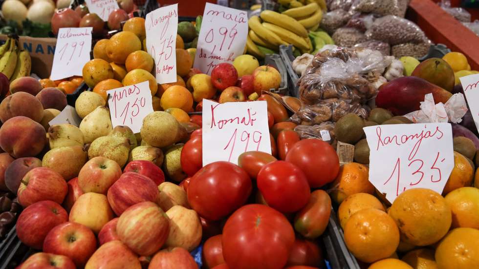 Uma banca de fruta no Mercado municipal de Viseu, em Viseu, 24 de setembro de 2022. PAULO NOVAIS/LUSA