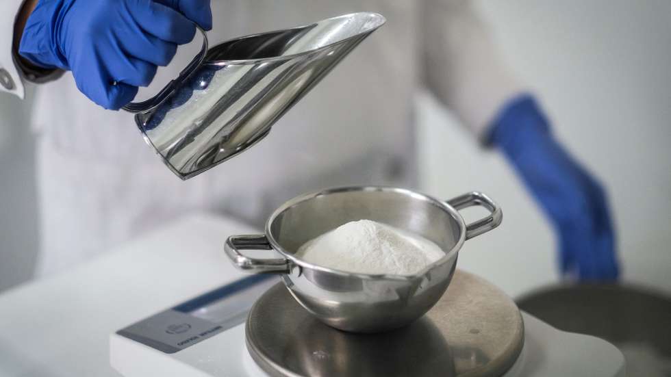 Técnicas de farmácia trabalham no Laboratório Nacional do Medicamento, em Lisboa, 31 de março de 2022. Enquanto laboratório do Estado, contribui para o desenvolvimento da investigação e produção de medicamentos. No plano militar e operacional, tem a missão específica de apoio às Forças Armadas. (ACOMPANHA TEXTO DO DIA 02 DE ABRIL 2022) MÁRIO CRUZ/LUSA