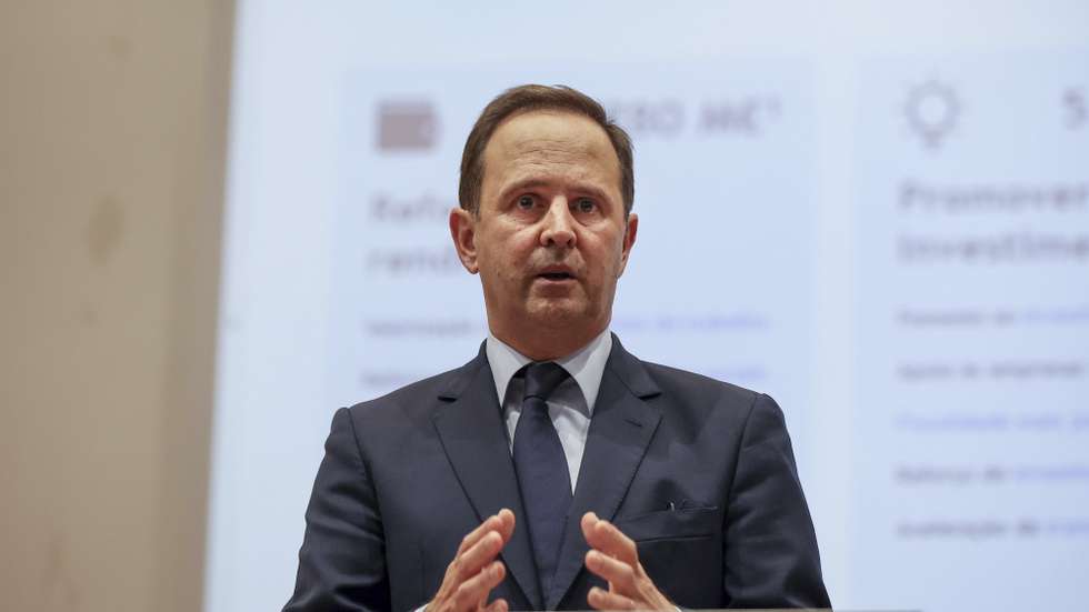 O ministro das Finanças, Fernando Medina, intervém durante a conferência “Olhando para o Orçamento de 2023”, no auditório da Faculdade de Direito da Universidade Lisboa (FDUL), 12 de outubro de 2022. O ministro explica o primeiro Orçamento do Estado (OE) da legislatura, uma resposta às contingências do atual momento europeu e mundial: a crise inflacionista, a alta dos combustíveis, o aumento das taxas de juro, a perda de poder de compra das famílias e a subida dos custos das empresas. CARLOS M. ALMEIDA/LUSA