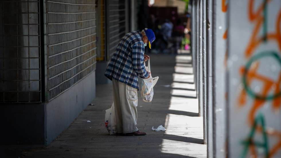 Um morador do Bairro Branco, verifica o conteúdo do saco de alimentos provenientes do Banco Alimentar contra a Fome, na Associação Padre Amadeu Pinto, que funciona desde 2007 e atua na prevenção contra o crime, apoio a crianças em contexto de pobreza e distribuição de alimentos, no Bairro Branco, Pragal, Almada, 22 de abril de 2021. (ACOMPANHA TEXTO DE 03 DE MAIO DE 2021). JOSÉ SENA GOULÃO/LUSA