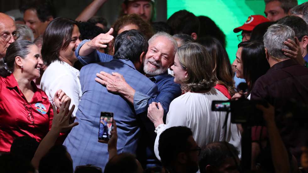 epa10276314 Former Brazilian President Luiz InÃ¡cio Lula da Silva (C) hugs members of his campaign after his victory in the presidential election, in Sao Paulo, Brazil, 30 October 2022. Former President Luiz Inacio Lula da Silva won the second round of the presidential elections in Brazil with 50.83 percent of the vote, against the 49.17 percent obtained by the current president, Jair Bolsonaro, with 98.81 percent of the ballot boxes counted.  EPA/Sebastiao Moreira