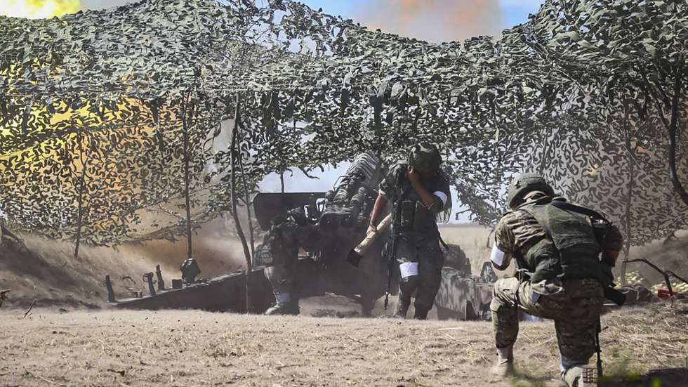 epa10179397 A handout photo made available by the Russian Defence Ministry press-service on 12 September 2022 shows Russian servicemen firing artillery at an undisclosed location in the Kherson region, Ukraine. On 24 February 2022 Russian troops entered the Ukrainian territory in what the Russian president declared a 'Special Military Operation', starting an armed conflict that has provoked destruction and a humanitarian crisis.  EPA/RUSSIAN DEFENCE MINISTRY PRESS SERVICE HANDOUT --  BEST QUALITY AVAILABLE -- MANDATORY CREDIT -- HANDOUT EDITORIAL USE ONLY/NO SALES