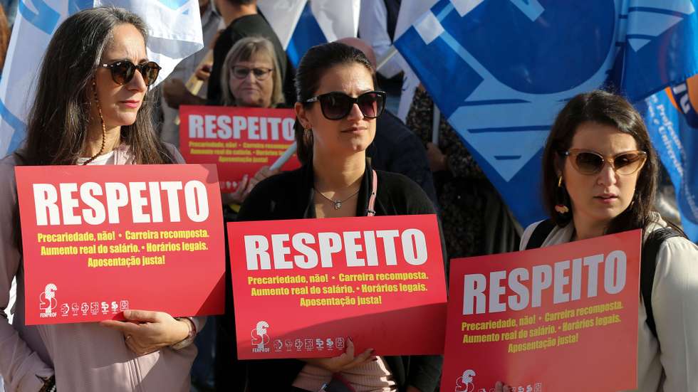 Docentes protestam durante a greve nacional de professores, educadores e trabalhadores não docentes decretada pela Federação Nacional dos Professores (Fenprof) que converge com outras organizações na realização de uma greve nacional "no dia em que o ministro da Educação, João Costa, está na Assembleia da República para defender o indefensável: o (sub)financiamento da Educação previsto no Orçamento do Estado para 2023", Lisboa, 2 de novembro de 2022.  MANUEL DE ALMEIDA/LUSA
