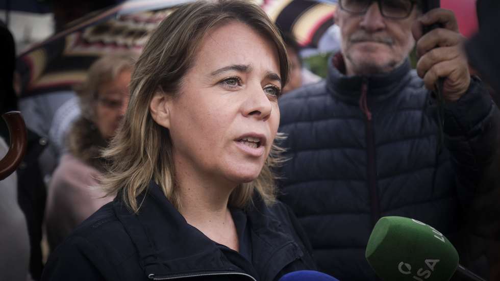 A coordenadora do Bloco de Esquerda (BE), Catarina Martins, fala aos jornalistas, durante a visita ao bairro do 2.º Torrão, em Almada, 03 de novembro de 2022. RUI MINDERICO/LUSA
