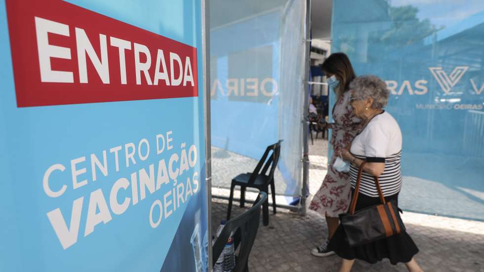 Utentes à entrada do Pavilhão Desportivo Carlos Queiroz em Carnaxide, para serem vacinadas no arranque da campanha de vacinação sazonal contra a gripe e a covid-19. A campanha de vacinação do outono e inverno prevê a coadministração das vacinas contra a gripe e covid-19 em idosos, pessoas com mais de 18 anos com doenças graves, profissionais de saúde e utentes de lares e cuidados continuados, 7 de setembro de 2022. MIGUEL A. LOPES / LUSA