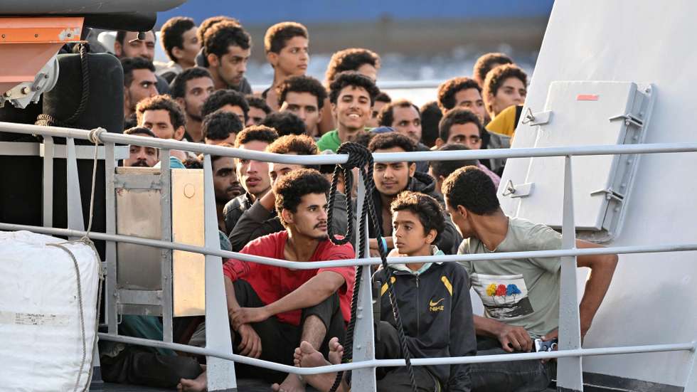 epa10267392 The patrol boat Monte Cimone of the Italian Guardia di Finanza carrying 255 of the 1350 migrants rescued on 25 October in the Mediterranean by units of the GdF, the Coast Guard and Frontex, in Messina, Sicily Island, Italy, 26 October 2022.  EPA/CARMELO IMBESI