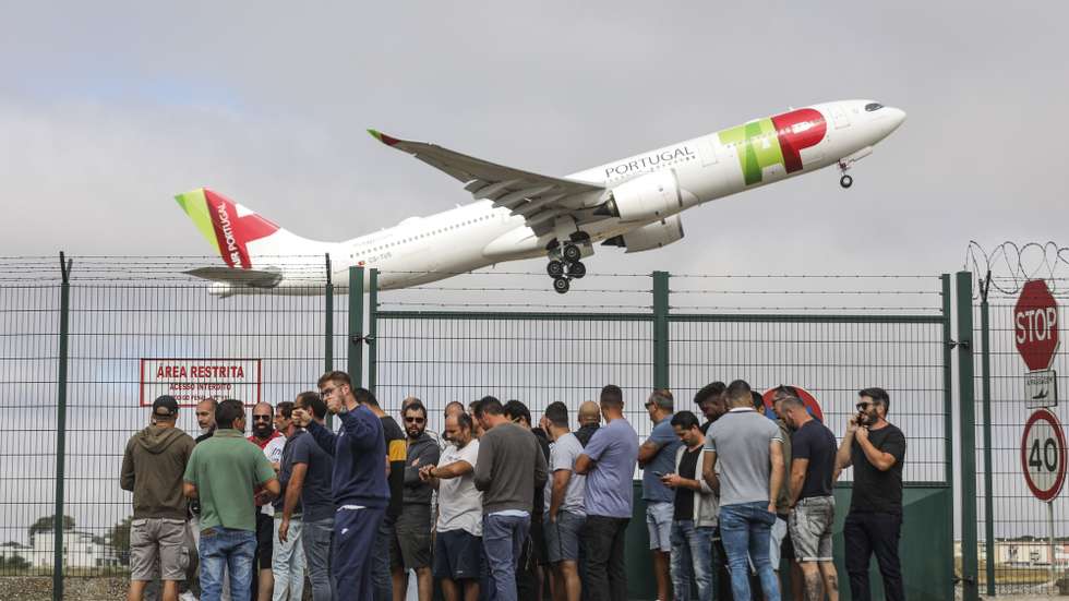 Trabalhadores da Portway em greve desde as 00:00 de hoje e até às 23:59 do dia 28, nos aeroportos de Lisboa, Porto, Faro e Funchal, organizada pelo Sindicato Nacional Dos Trabalhadores Da Aviação Civil (SINTAC), contra a política de recursos humanos assumida ao longo dos últimos anos pela Portway, empresa detida pelo Grupo VINCI, de "confronto e desvalorização dos trabalhadores por via de consecutivos incumprimentos do Acordo de Empresa, confrontação disciplinar, ausência de atualizações salariais, deturpação das avaliações de desempenho que evitam as progressões salariais e má-fé nas negociações", junto ao aeroporto de Lisboa, 26 de agosto de 2022. MIGUEL A. LOPES/LUSA