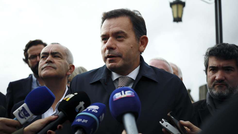Luís Montenegro presidente do Partido Social Democrata fala à comunicação social no centro de Ponte de Lima, no âmbito do programa "Sentir Portugal em..." com 5 dias dedicados ao distrito de Viana do Castelo, 08 de novembro de 2022. ESTELA SILVA/LUSA