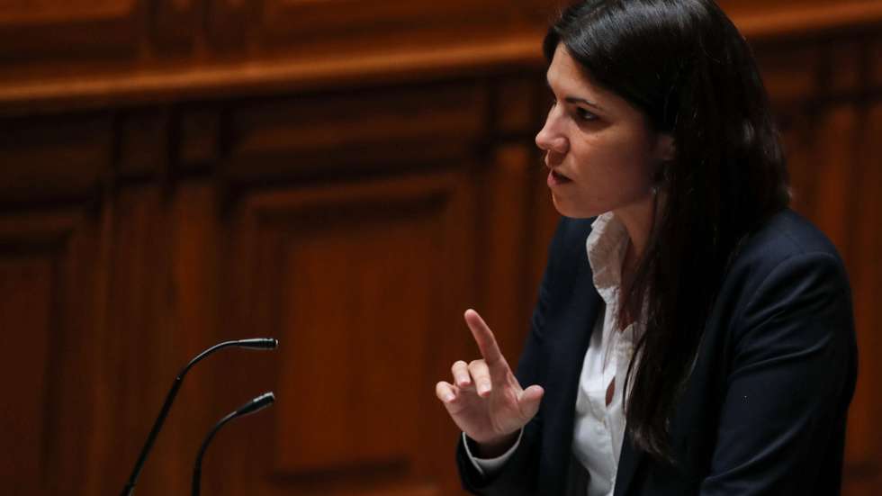 A deputada do Bloco de Esquerda (BE), Mariana Mortágua, intervém durante o debate preparatório do Conselho Europeu, na Assembleia da República, em Lisboa, 19 de outubro de 2022. MANUEL DE ALMEIDA/LUSA